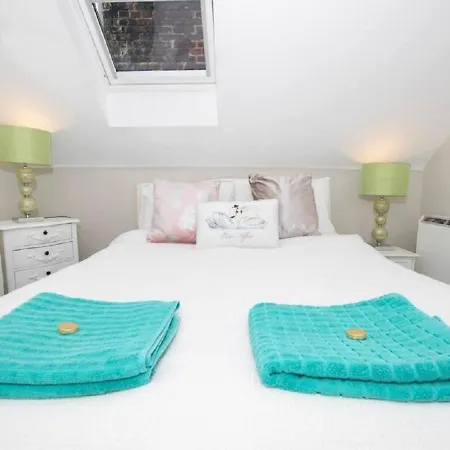 아파트 Albatross - Floor - Sea & Castle Views & Parking Space! 스카버러