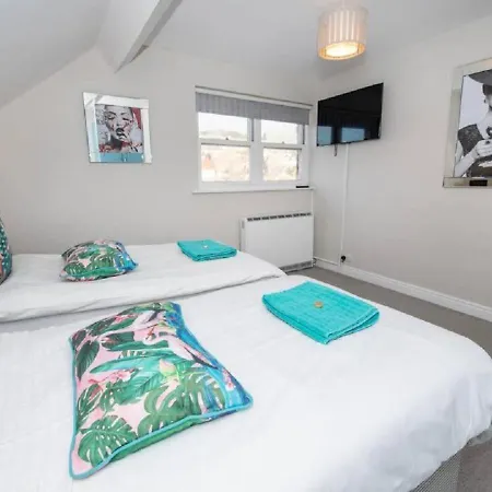 Albatross - Floor - Sea & Castle Views & Parking Space! * Scarborough