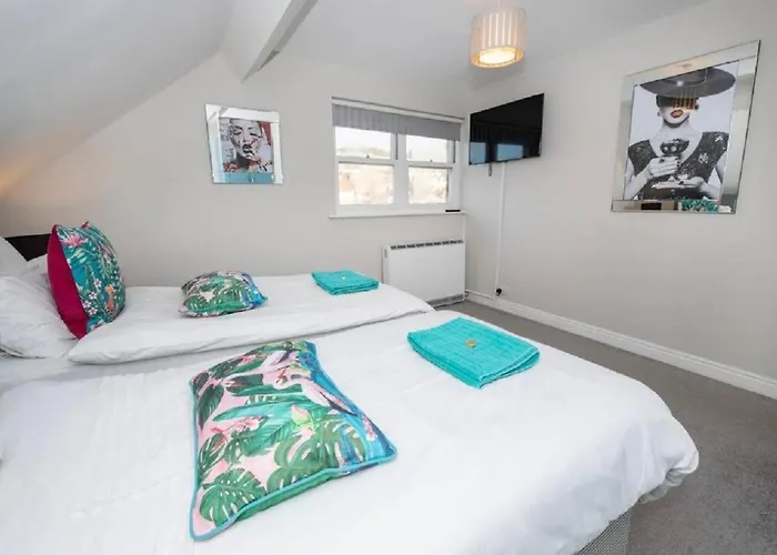 Albatross - Floor - Sea & Castle Views & Parking Space! * Scarborough