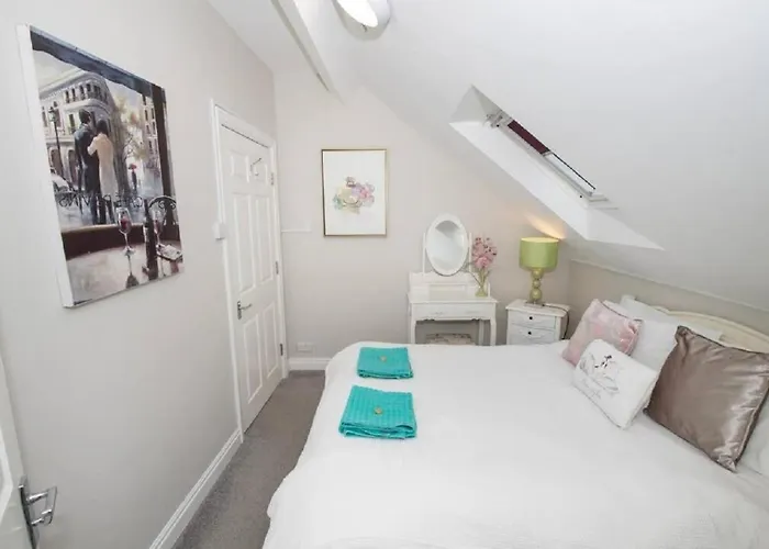 Albatross - Floor - Sea & Castle Views & Parking Space! * Scarborough