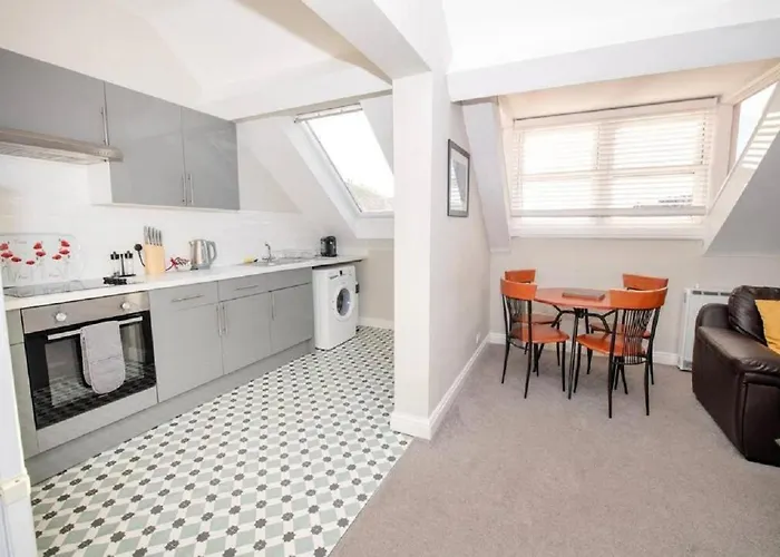 Albatross - Floor - Sea & Castle Views & Parking Space!